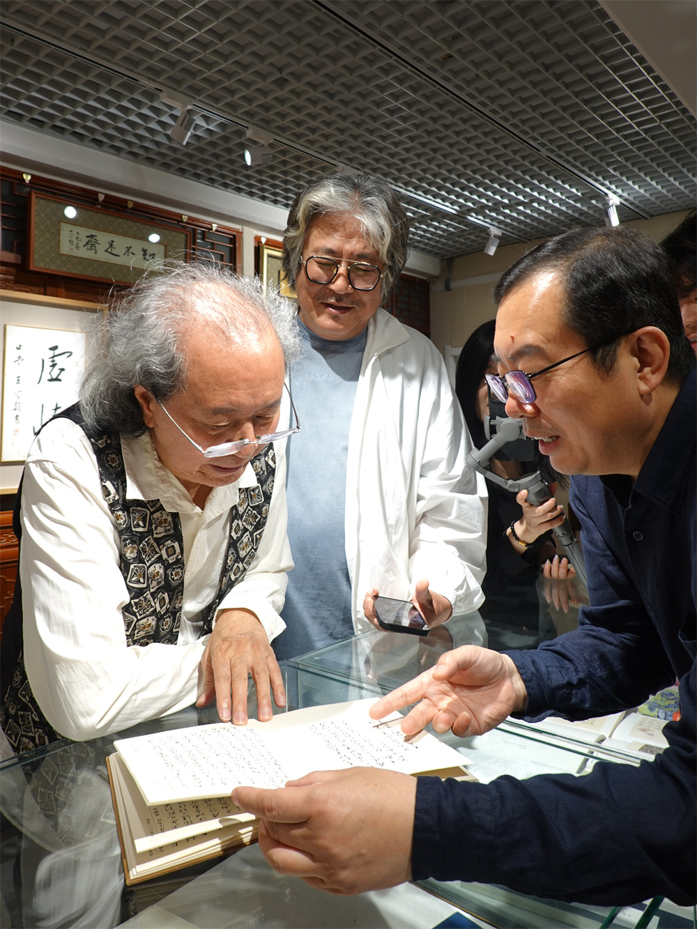 嘉宾参观展览