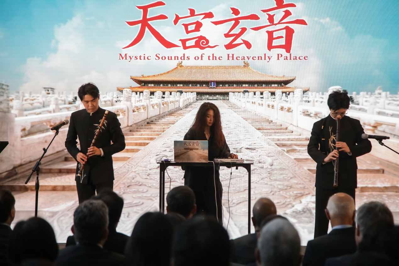 （从左至右）王思远、蒙柯卓兰、吕鑫现场演奏《天宫玄音》