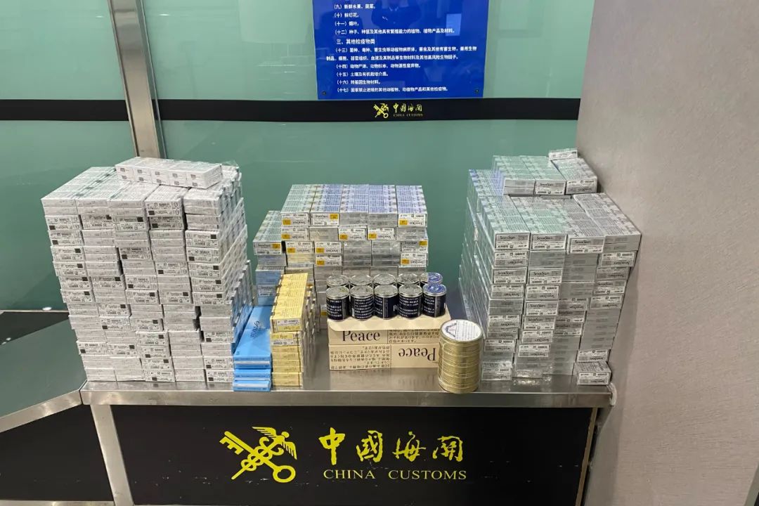 大连周水子机场海关查获旅客违规携带香烟43500支、烟丝500克