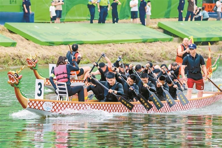 来自国内外的40支参赛队伍在享有“深圳最美河道”美誉的观澜河上劈波斩浪。