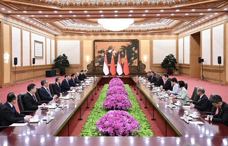 6月24日上午，国家主席习近平在北京人民大会堂会见来华进行正式访问的新加坡总理黄循财。