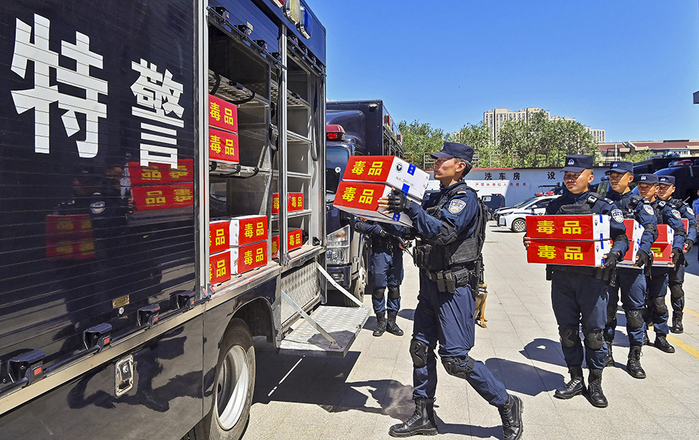 2025年6月24日，新疆烏魯木齊公安特警將封裝嚴(yán)密的毒品裝車運(yùn)往銷毀地點(diǎn)。
