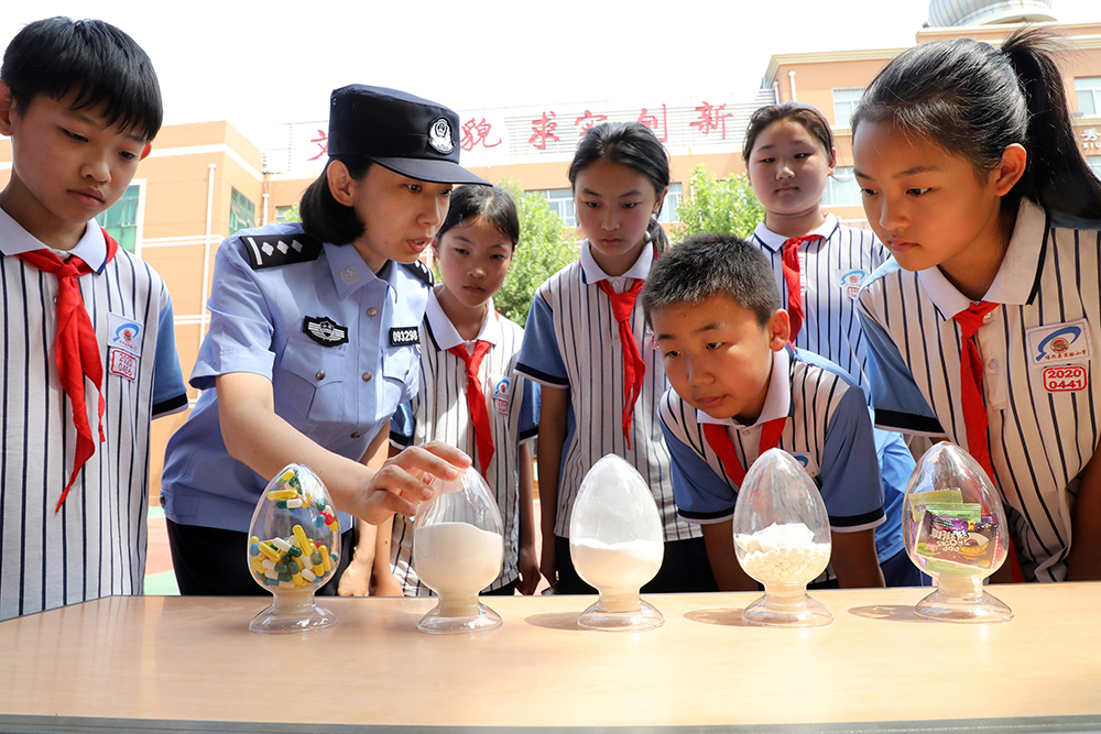 2025年6月24日，山東濱州博興縣公安局禁毒大隊(duì)民警在博興縣實(shí)驗(yàn)小學(xué)通過毒品模型指導(dǎo)小學(xué)生辨認(rèn)毒品。