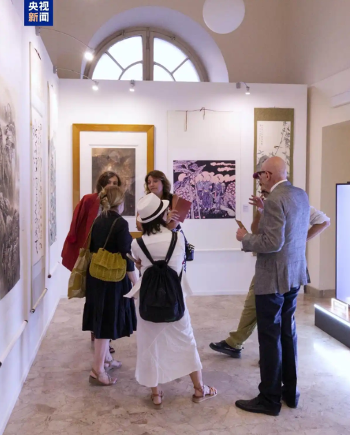 “光影同辉 美美与共”——庆祝中意建交55周年艺术特展现场，观展者络绎不绝