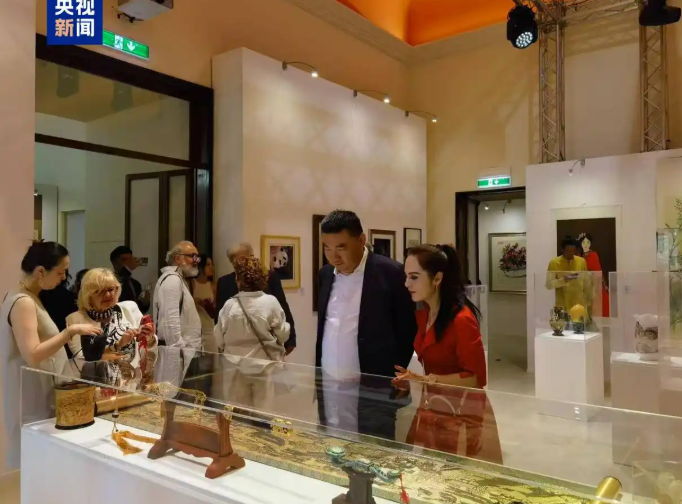 光影同辉 美美与共”——庆祝中意建交55周年艺术特展现场