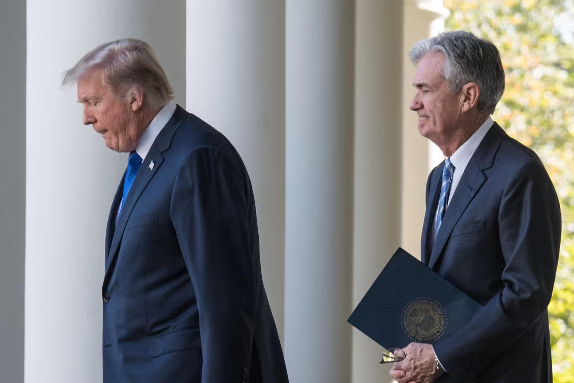 美国总统特朗普（左）与美联储主席鲍威尔（右）