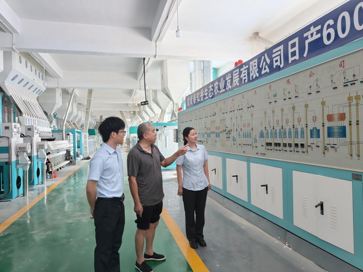 农行益阳分行客户经理在某企业了解客户经营情况对接金融需求