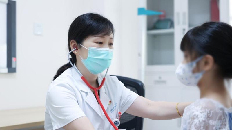 江南大学附属医院儿科医生为患儿检查