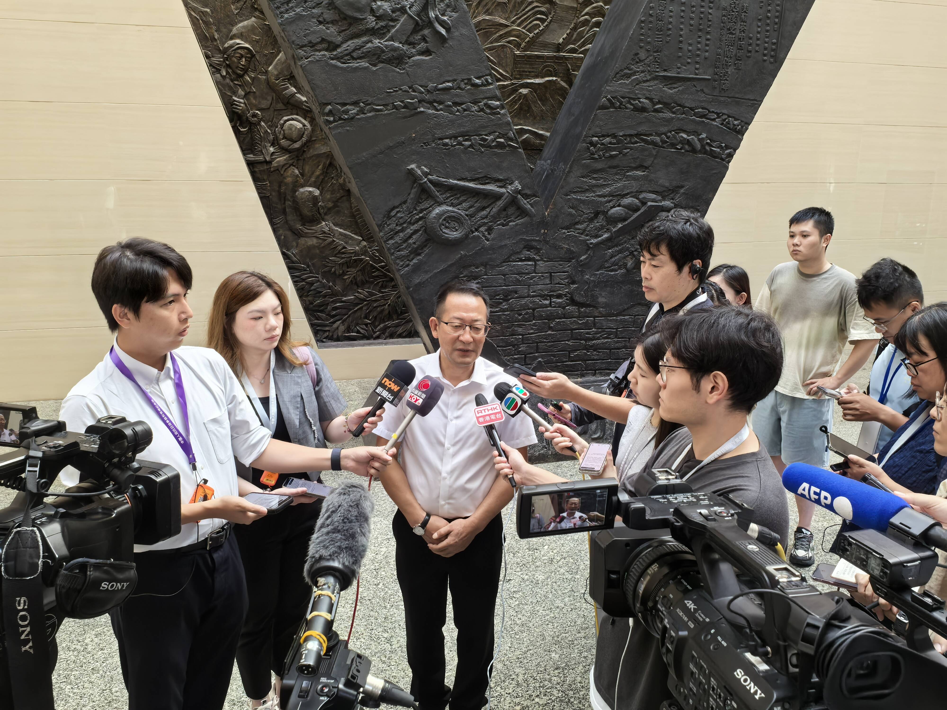 （中国人民抗日战争胜利受降纪念馆馆长吴建宏接受海内外媒体采访）