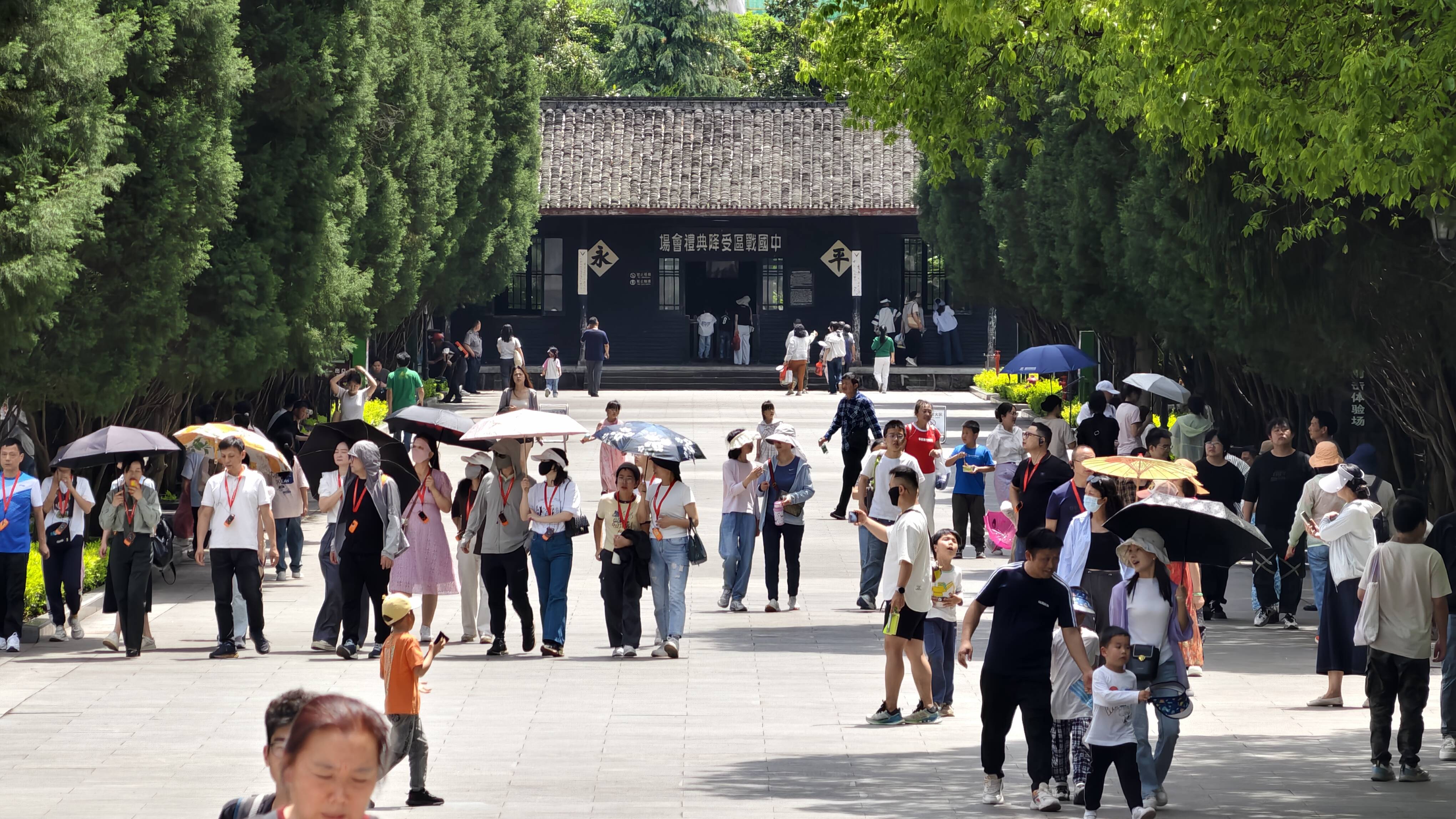 （游客参观中国人民抗日战争胜利受降旧址）