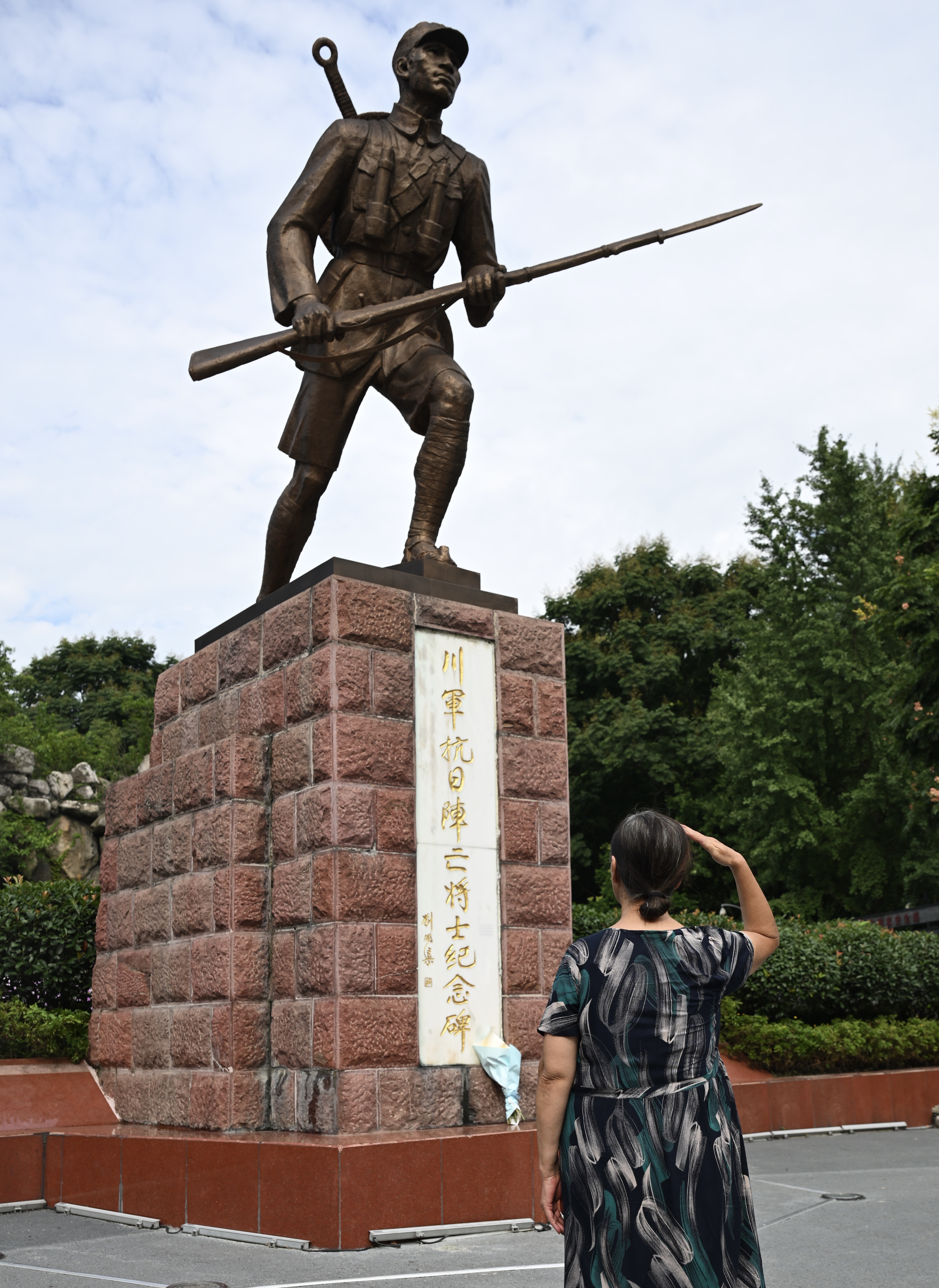 ▲抗日戰爭勝利80周年之際，張光秀向“川軍抗日陣亡將士紀念碑”敬禮致敬.JPG