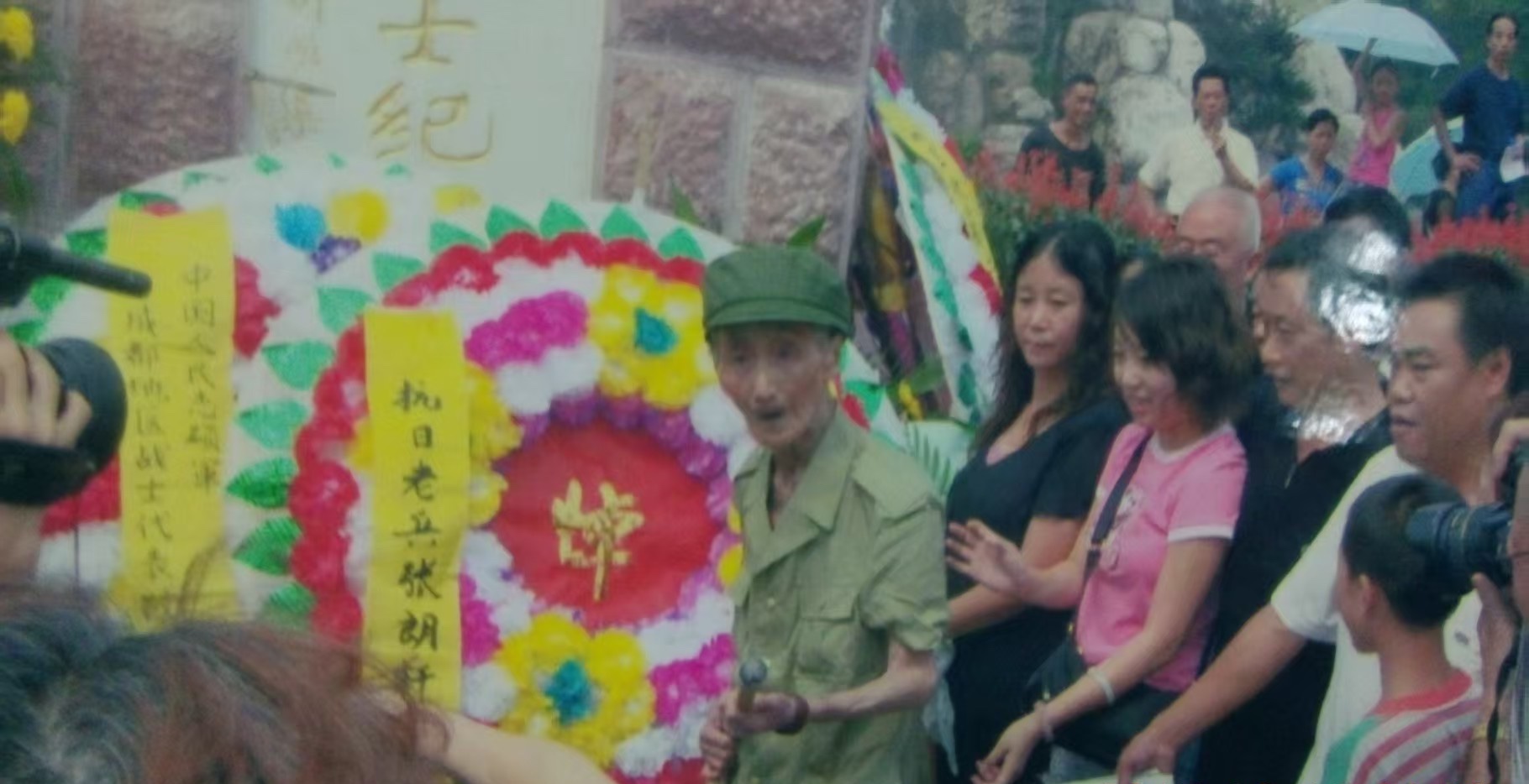 ▲2007年8月15日，張朗軒向安放在人民公園的紀念碑敬獻花籃.jpg