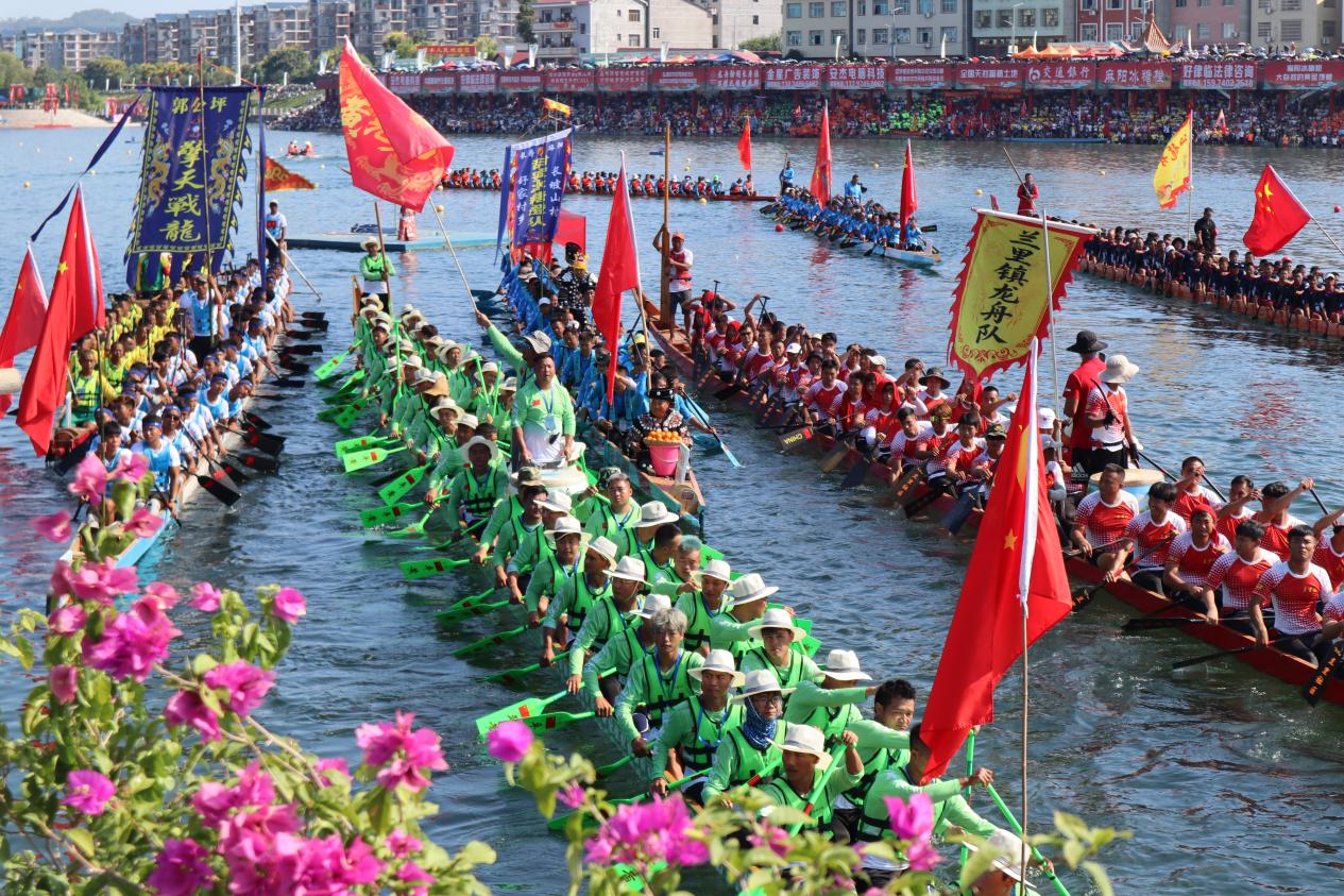 龍舟隊伍在錦江河集結（李媛/攝 ）