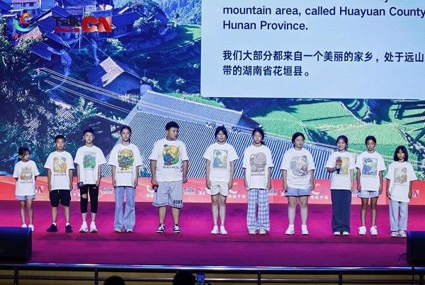 英文节目“The Story of Miao”现场，服装呈现AI生成与手绘的苗族主题图案