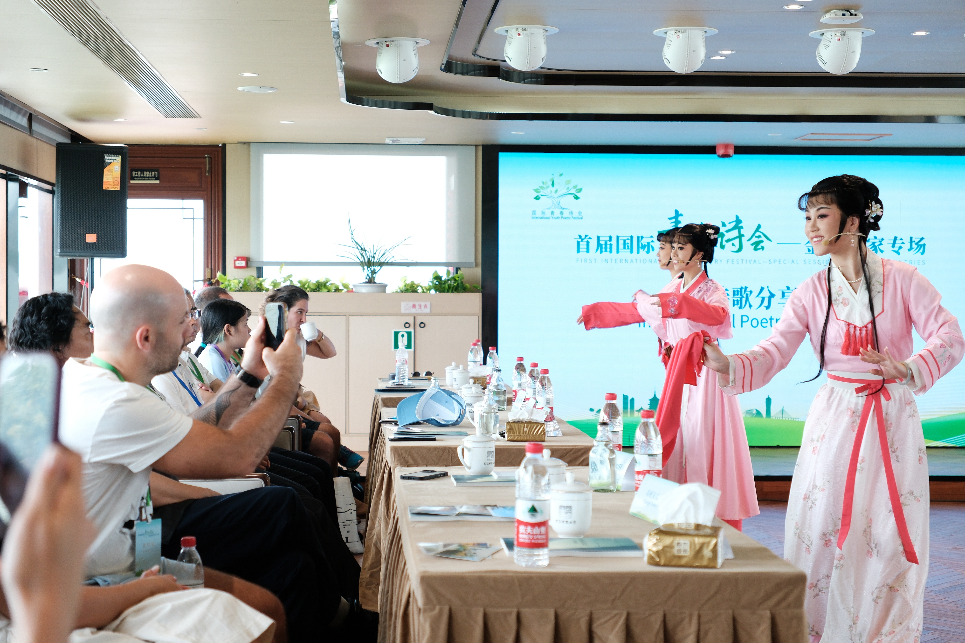 2024年7月21日，浙江杭州，金砖国家外国友人欣赏越剧《富阳新曲》。