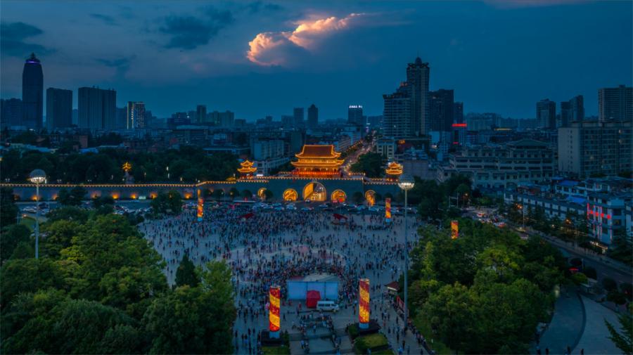 曲靖入夜时 聚拢是烟火 摊开是千年_地方频道_央视网(cctv.com)