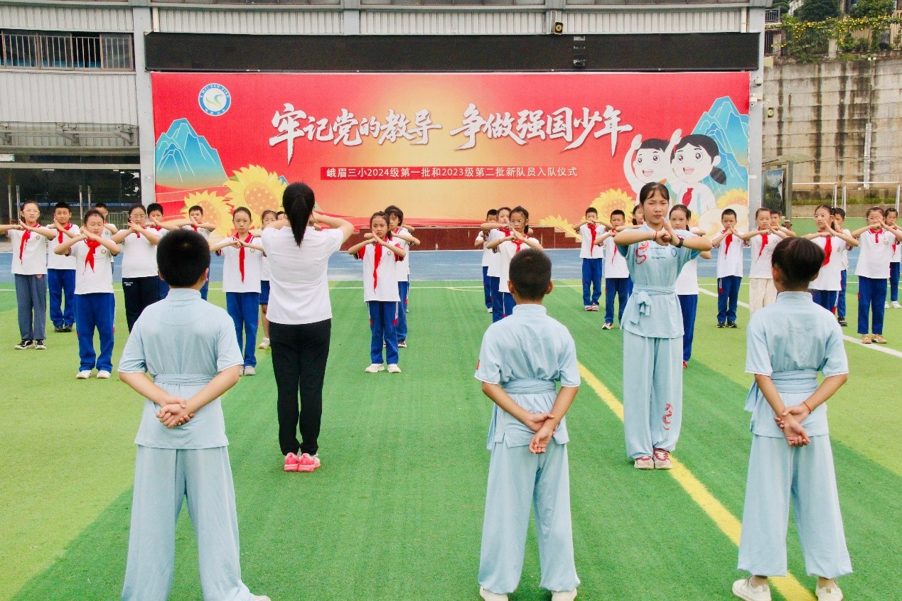非遗开学第一课：峨眉山市第三小学峨眉武术课堂