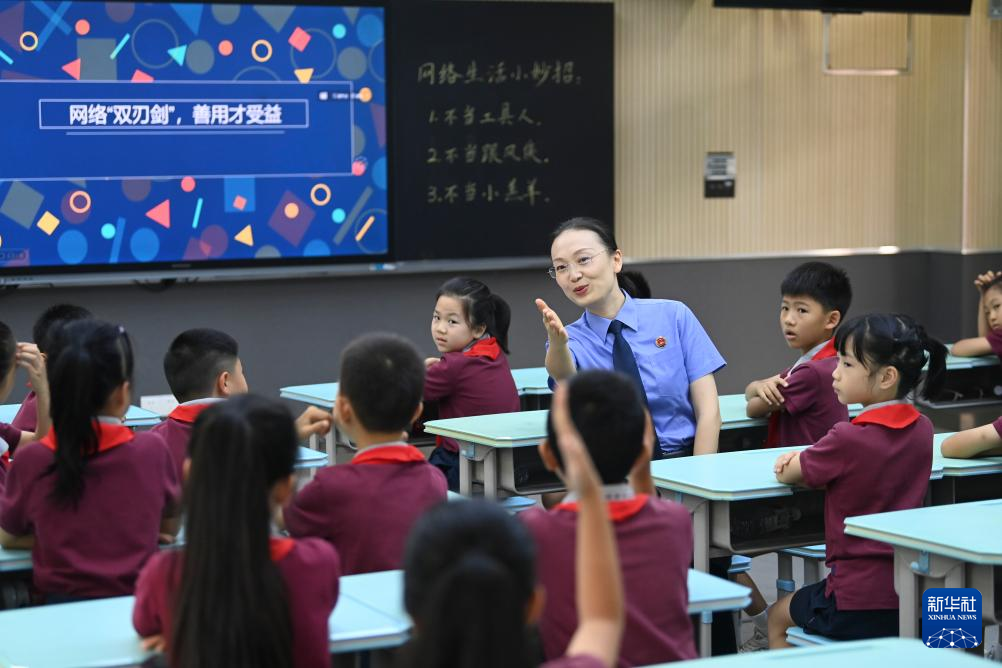 9月1日，重庆检察未成年人保护工作团队代表龚珊在渝北区巴蜀小学给孩子们讲授法治知识。