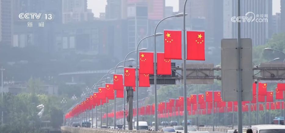 各地喜迎国庆装扮一新“中国红”点燃浓浓爱国情