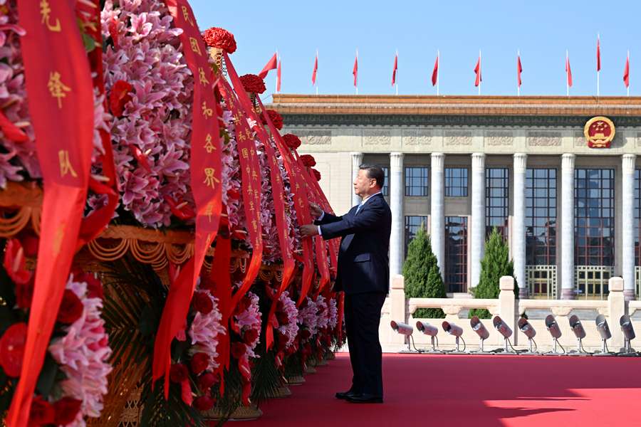  9月30日上午，党和国家领导人习近平、李强、赵乐际、王沪宁、蔡奇、丁薛祥、李希、韩正等来到北京天安门广场，出席烈士纪念日向人民英雄敬献花篮仪式。这是习近平整理花篮上的缎带。