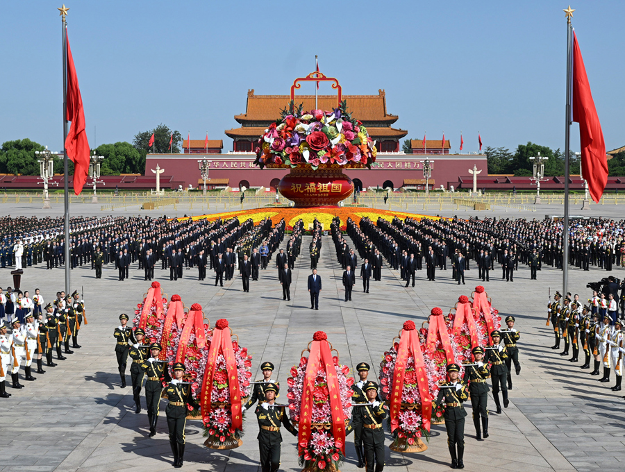   9月30日上午，党和国家领导人习近平、李强、赵乐际、王沪宁、蔡奇、丁薛祥、李希、韩正等来到北京天安门广场，出席烈士纪念日向人民英雄敬献花篮仪式。