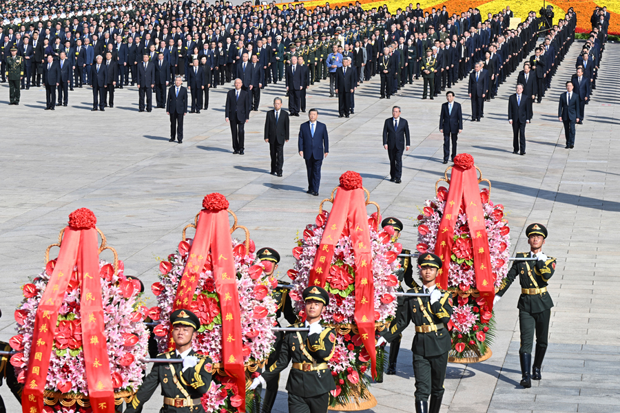   9月30日上午，党和国家领导人习近平、李强、赵乐际、王沪宁、蔡奇、丁薛祥、李希、韩正等来到北京天安门广场，出席烈士纪念日向人民英雄敬献花篮仪式。
