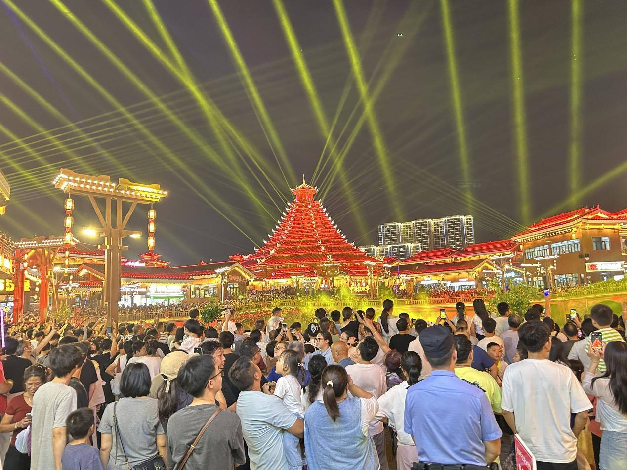 榆树湾文旅商综合体游人如织