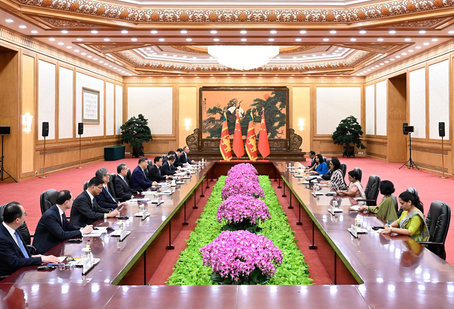   10月14日上午，国家主席习近平在北京人民大会堂会见来华出席全球妇女峰会的斯里兰卡总理阿马拉苏里亚。