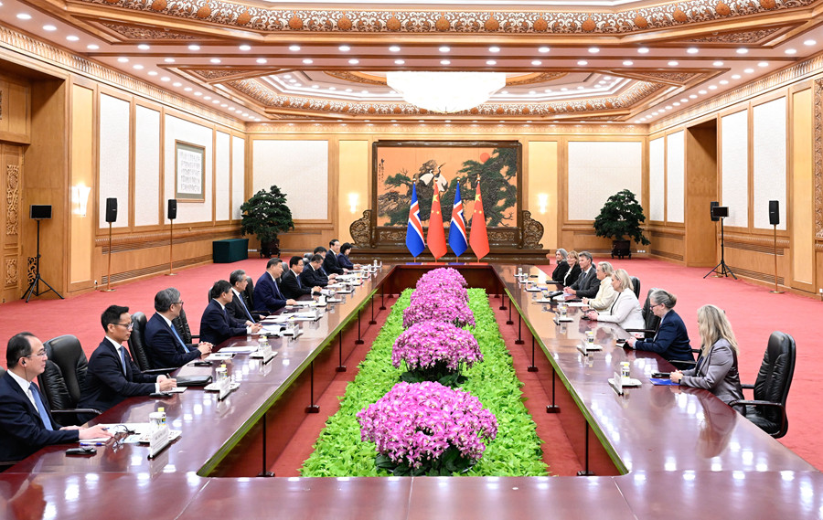   10月14日上午，国家主席习近平在北京人民大会堂会见来华出席全球妇女峰会的冰岛总统托马斯多蒂尔。