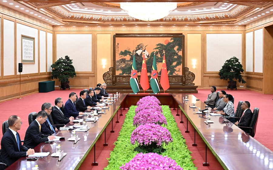   10月14日上午，国家主席习近平在北京人民大会堂会见来华出席全球妇女峰会的多米尼克总统伯顿。
