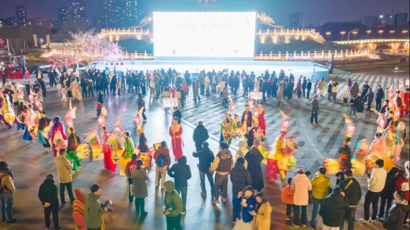 非遗演出走进市民广场