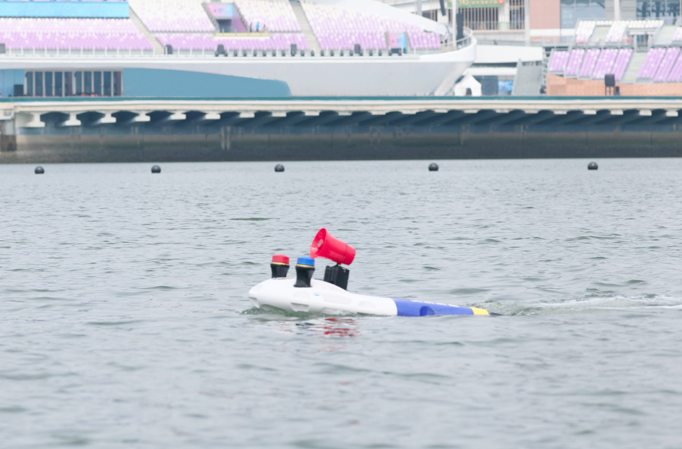 水上海防巡逻机器人在海面开展巡逻防控