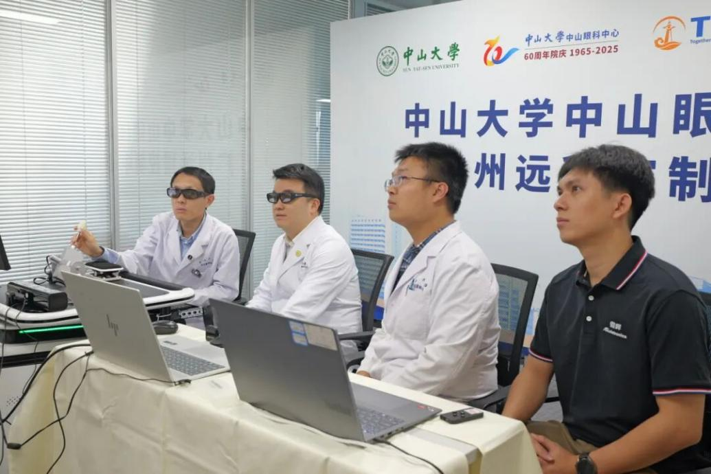 林浩添教授指导团队进行手术机器人调试