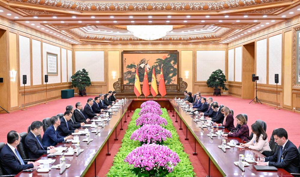 Chinese President Xi Jinping meets with King Felipe VI of Spain, who is on a state visit to China, at the Great Hall of the People in Beijing, capital of China, Nov. 12, 2025. (Xinhua/Yin Bogu)