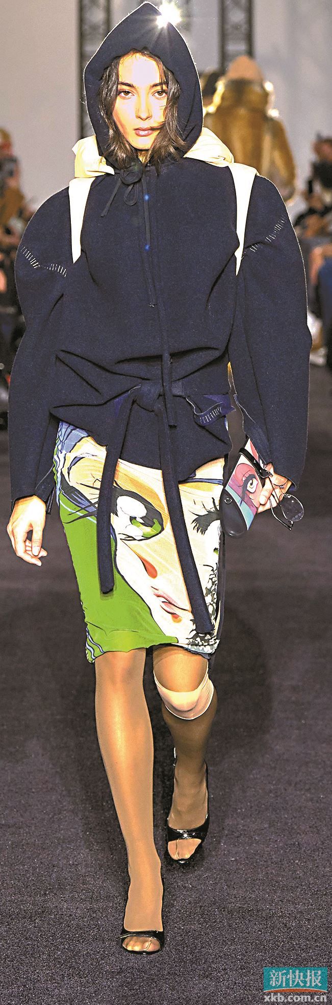 运动上衣与修身半裙成为今季时髦组合，正式与运动感间的平衡碰撞出另类时髦感。