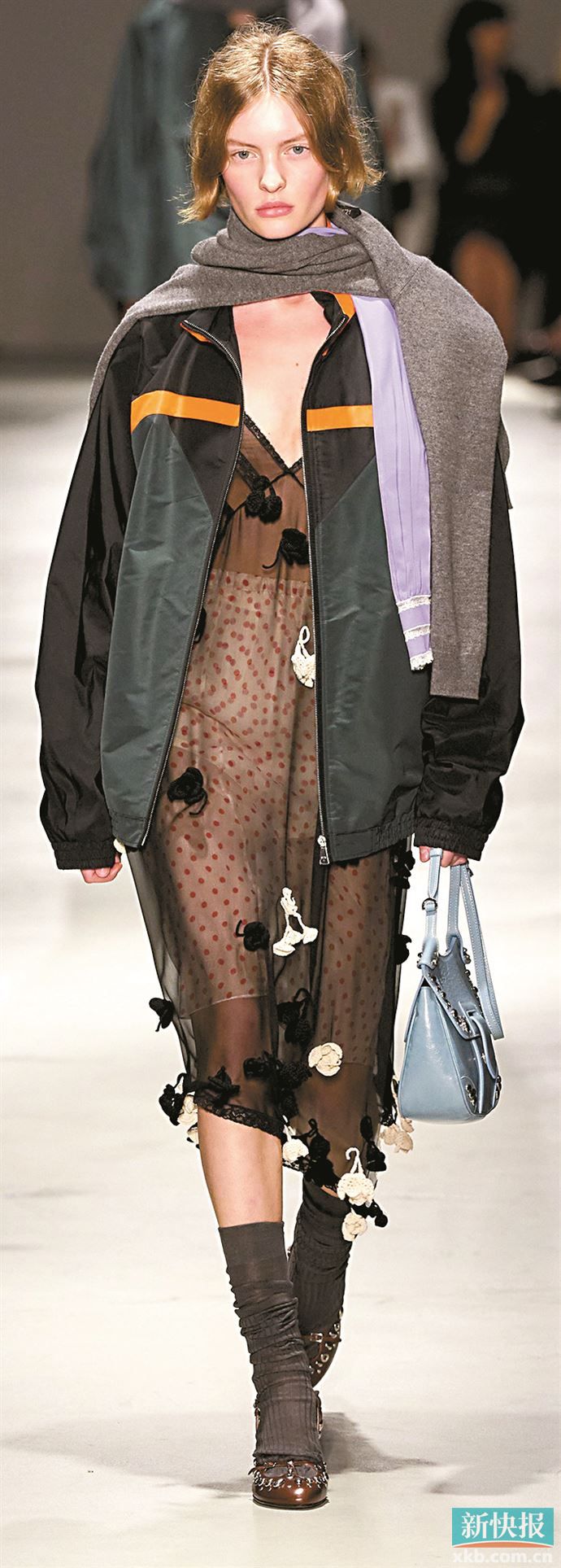 蕾丝、薄纱、针织等柔美单品能平衡复古运动单品的粗犷感，弥补可能出现的身材比例。