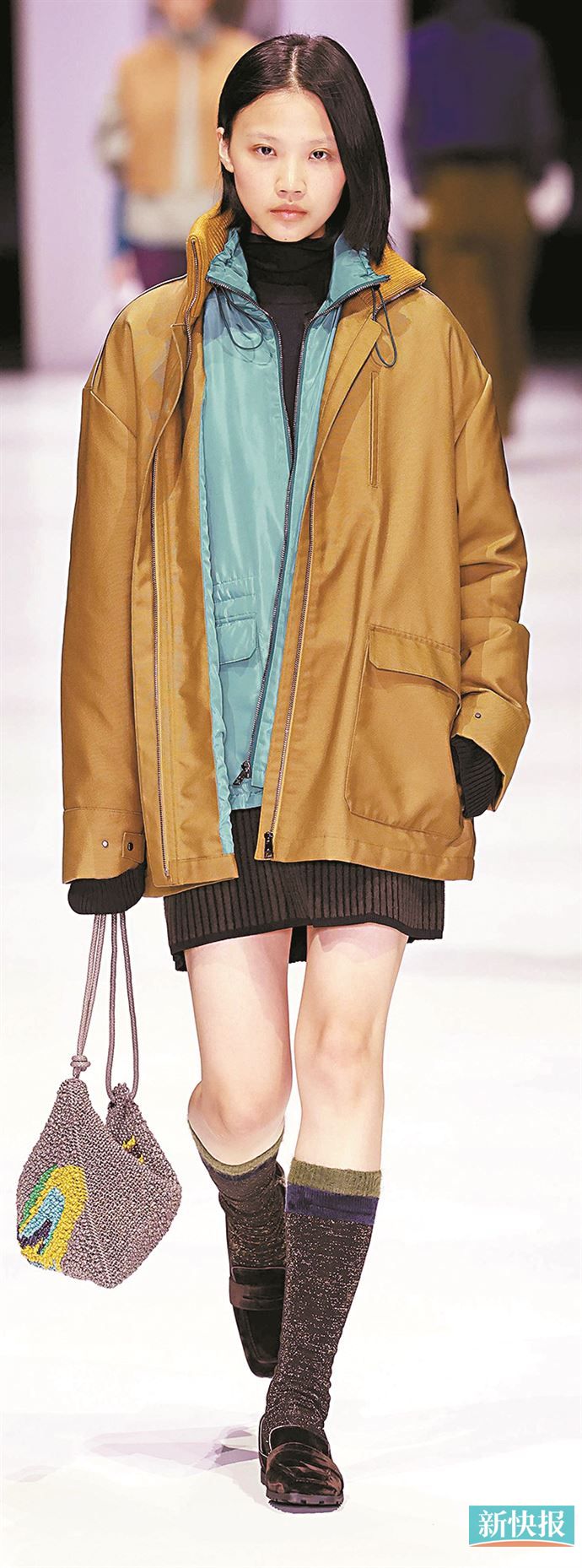 冲锋衣成为复古运动风的核心单品，首选经典复古色如明黄、藏蓝、军绿等廓形感强的款式。