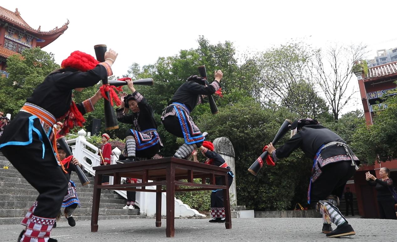 八仙桌长鼓舞（黄春华/摄）