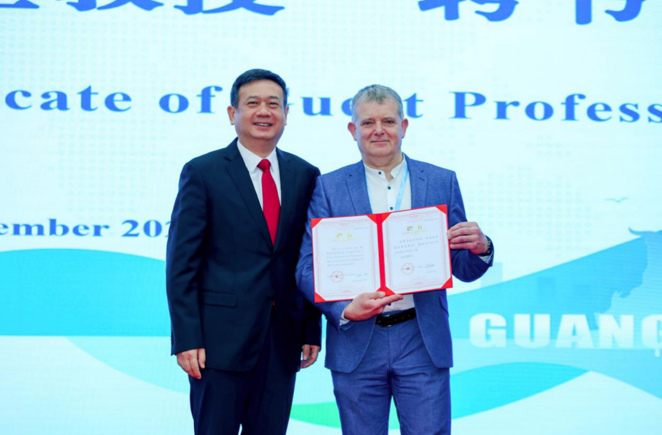 广州体育学院校长胡敏为维尔海姆·布洛克教授颁发客座教授聘书。