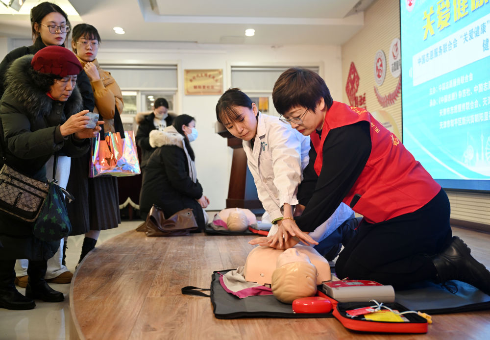2024年1月17日，在天津市和平区新兴街朝阳里社区，医务人员和志愿者为社区居民讲解心肺复苏知识。新华社记者 赵子硕 摄