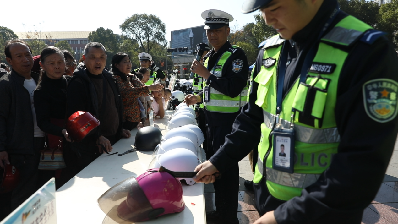 交警进行抗撞击测试（黄春华/摄）