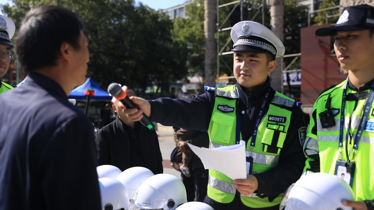 市民参加有奖问答（杨振民/摄）