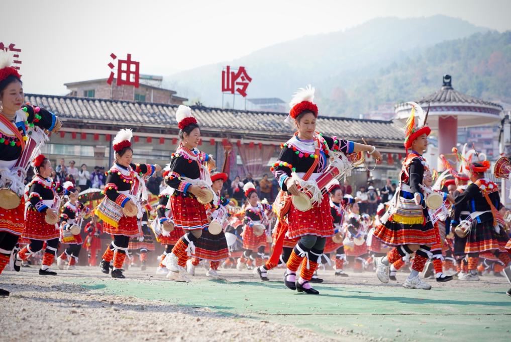 特写：长鼓声声绕瑶寨