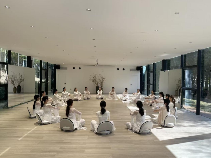 镜面艺术空间内活动