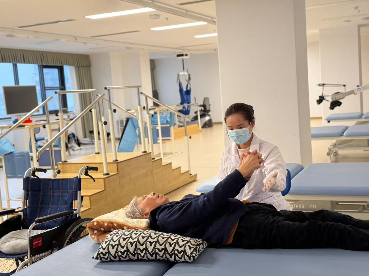 養老護理員為老年人提供康復訓練