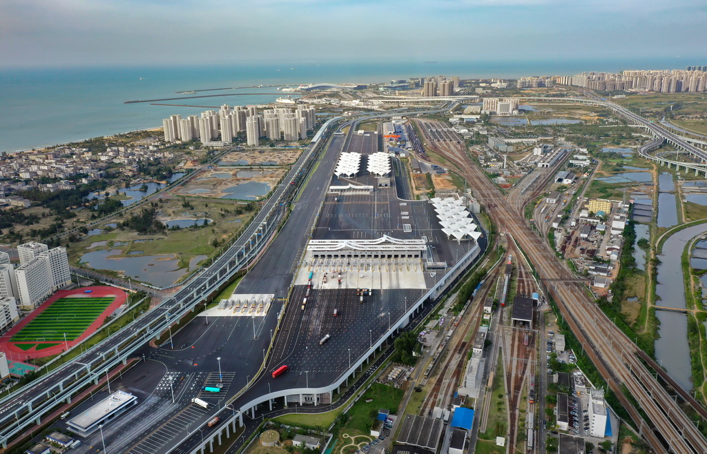 这是2025年11月27日拍摄的海口新海港和南港“二线口岸”(货运)集中查验场海关查验区(无人机照片)。新华社记者 郭程 摄