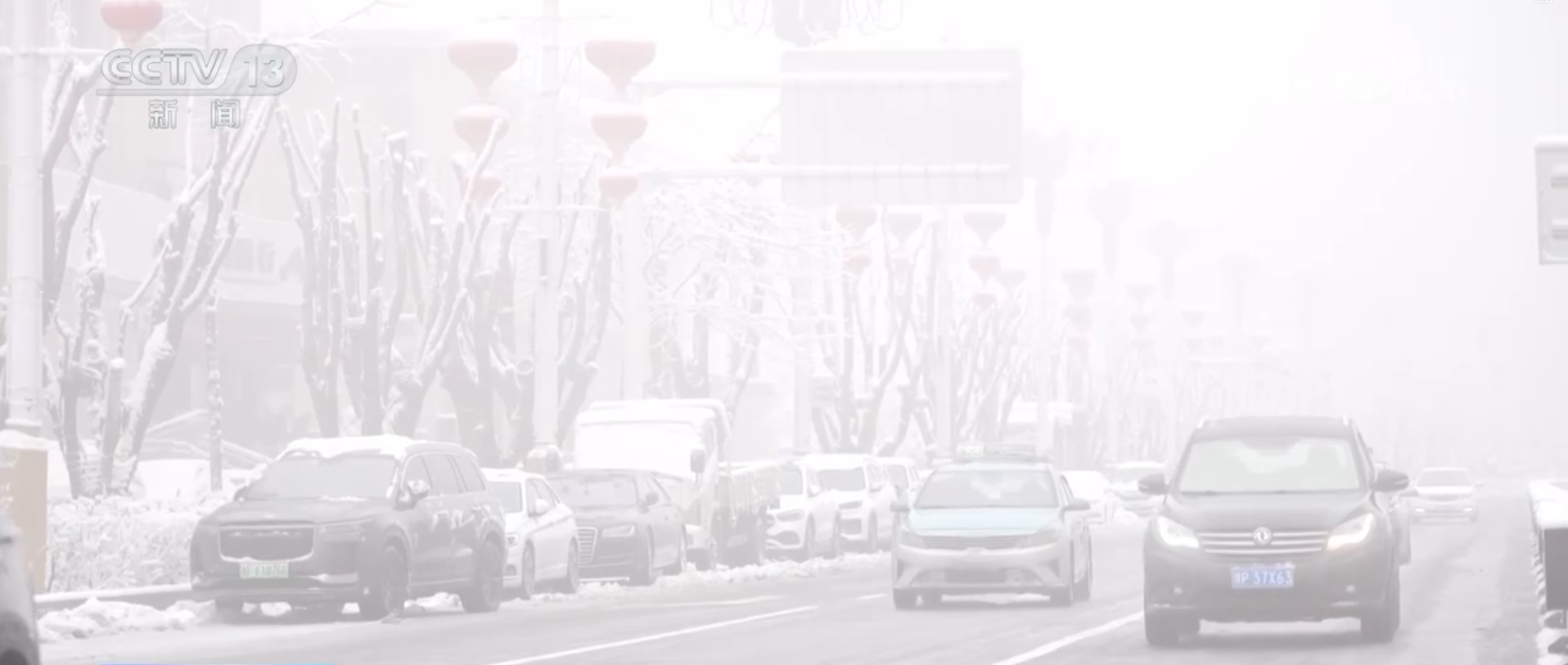 多地遭遇降雪天气 交警部门开启“直播+”模式保出行畅通