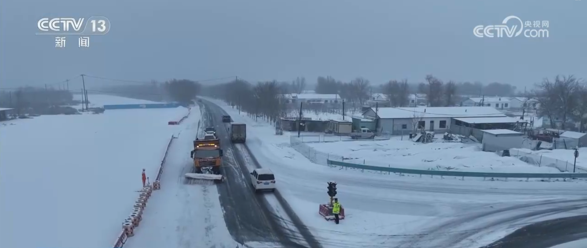 多地遭遇降雪天气 交警部门开启“直播+”模式保出行畅通