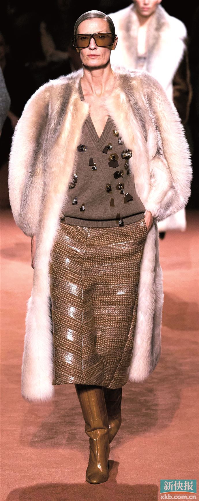 装饰元素的色彩与针织基底形成对比或呼应，能确保整体造型的视觉和谐