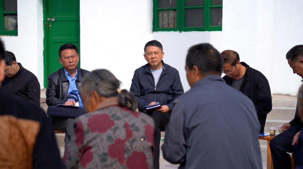 驻村工作队与村民座谈